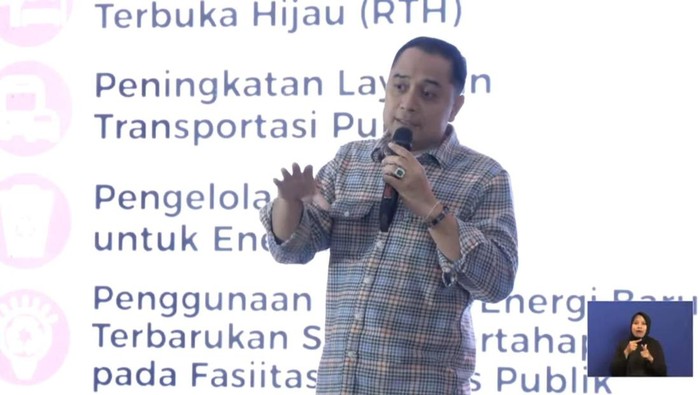 Eri Cahyadi saat Debat Publik Perdana Pilwali Surabaya 2024.