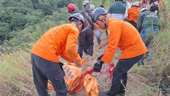 Evakuasi jenazah pendaki asal Jakarta yang ditemukan di Gunung Wilis