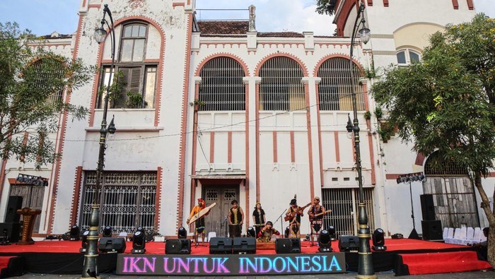 Festival IKN 2024 di Kota Lama Semarang Kelompok tari Gubang Kutai mengenakan pakaian adat khas Dayak Kalimantan Timur sebelum tampil dalam Festival Ibu Kota Nusantara (IKN) 2024 di kawasan Cagar Budaya Nasional Kota Lama, Semarang, Jawa Tengah, Rabu (16/10/2024). Kegiatan bertajuk IKN Untuk Indonesia yang diselenggarakan secara road show oleh Dinas Pariwisata Provinsi Kalimantan Timur tersebut bertujuan untuk mengenalkan berbagai macam seni kebudayaan, potensi pariwisata dan ekonomi kreatif yang berada di daerah Ibu Kota Nusantara (IKN). ANTARA FOTO/Makna Zaezar/foc.