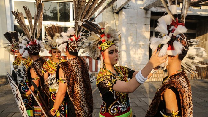 Festival IKN 2024 di Kota Lama Semarang Kelompok tari Gubang Kutai mengenakan pakaian adat khas Dayak Kalimantan Timur sebelum tampil dalam Festival Ibu Kota Nusantara (IKN) 2024 di kawasan Cagar Budaya Nasional Kota Lama, Semarang, Jawa Tengah, Rabu (16/10/2024). Kegiatan bertajuk IKN Untuk Indonesia yang diselenggarakan secara road show oleh Dinas Pariwisata Provinsi Kalimantan Timur tersebut bertujuan untuk mengenalkan berbagai macam seni kebudayaan, potensi pariwisata dan ekonomi kreatif yang berada di daerah Ibu Kota Nusantara (IKN). ANTARA FOTO/Makna Zaezar/foc.