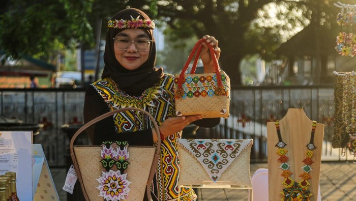 Festival IKN 2024 di Kota Lama Semarang Kelompok tari Gubang Kutai mengenakan pakaian adat khas Dayak Kalimantan Timur sebelum tampil dalam Festival Ibu Kota Nusantara (IKN) 2024 di kawasan Cagar Budaya Nasional Kota Lama, Semarang, Jawa Tengah, Rabu (16/10/2024). Kegiatan bertajuk IKN Untuk Indonesia yang diselenggarakan secara road show oleh Dinas Pariwisata Provinsi Kalimantan Timur tersebut bertujuan untuk mengenalkan berbagai macam seni kebudayaan, potensi pariwisata dan ekonomi kreatif yang berada di daerah Ibu Kota Nusantara (IKN). ANTARA FOTO/Makna Zaezar/foc.