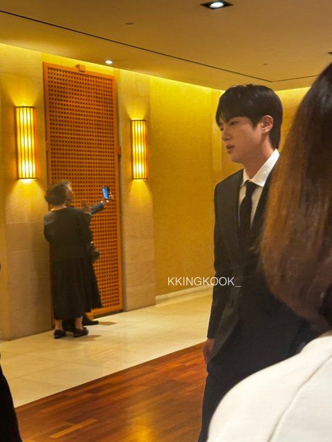 Ganteng Aur-auran, Jin BTS Jadi MC Kondangan Jelang Comeback Solo