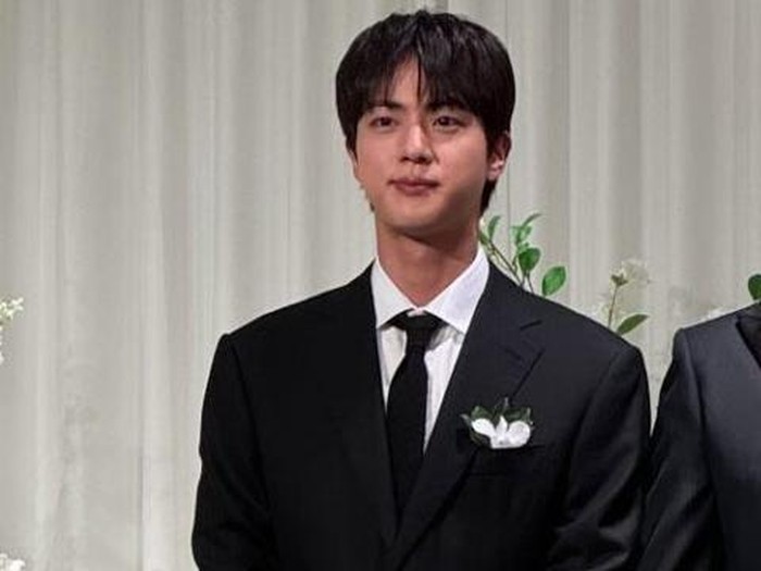 Ganteng Aur-auran, Jin BTS Jadi MC Kondangan Jelang Comeback Solo