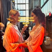 Setelah sempat vakum karena berbagai kontroversinya, Victoria’s Secret Fashion Show kembali diadakan. Untuk memperingati momen spesial itu, VS menampilkan sejumlah model kenamaan, termasuk Gigi Hadid dan Bella Hadid.Foto: Instagram