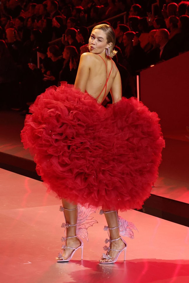 Gigi Hadid juga didaulat untuk menjadi salah satu penutup show selagi tampil dengan lingerie merah juga sayap bulu-bulu.Foto: Getty Images