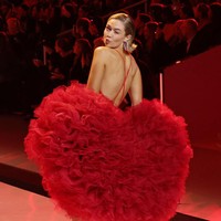 Gigi Hadid juga didaulat untuk menjadi salah satu penutup show selagi tampil dengan lingerie merah juga sayap bulu-bulu.Foto: Getty Images