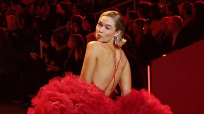 Foto: Adu Gaya Seksi Bella dan Gigi Hadid Jadi Victorias Secret Angel