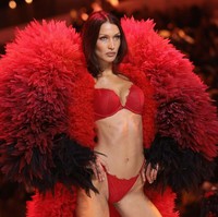 Kemudian Bella Hadid tampil menutup gelaran yang juga dimeriahkan oleh Lisa BLACKPINK tersebut. Bella mengenakan lingerie berwarna merah menyala selagi Cher membawakan lagu. Foto: Getty Images