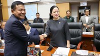 Calon Kepala Badan Intelijen Negara (BIN) yang juga Wakil Menteri Pertahanan Muhammad Herindra (kiri) berjabat tangan dengan Ketua DPR Puan Maharani (kanan) setibanya di ruang Komisi I.