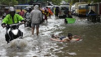 Selain itu lima penerbangan dibatalkan karena landasan pacu tidak dapat diakses di tengah kondisi cuaca buruk. 
