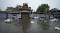 Banjir ini menyebabkan penutupan sementara sekolah, perguruan tinggi, hingga kantor. 
