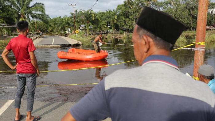 Jembatan putus akibat banjir di Nagan Raya Sejumlah warga menggunakan perahu fiberglass untuk melintas akibat jalan dan jembatan putus terbawa arus banjir di Desa Alue Siron, Kecamatan Tadu Raya, Nagan Raya, Aceh, Rabu (16/10/2024). Intensitas hujan yang tinggi menyebabkan banjir dan sungai meluap di kabupaten setempat sehingga jembatan penghubung antar desa putus terbawa arus, ratusan hektar lahan perkebunan dan pertanian terendam serta 2.508 kepala keluarga terdampak. ANTARA FOTO/Syifa Yulinnas/nym.
