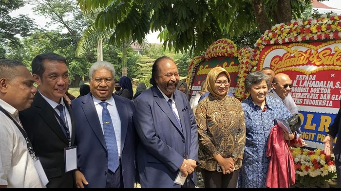Menteri Energi dan Sumber Daya Mineral (ESDM) sekaligus Ketum Partai Golkar, Bahlil Lahadalia, menjalani sidang terbuka promosi doktor kajian stratejik dan global di Universitas Indonesia (UI). Tokoh yang hadir Surya Paloh, Aburizal Bakrie, Hashim Djojohadikusumo.