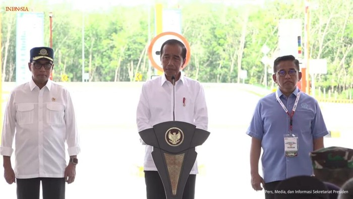 Jokowi saat meresmikan Jalan Tol Indrapura-Kisaran, Asahan, Sumut. (Tangkapan layar YouTube Setpres)