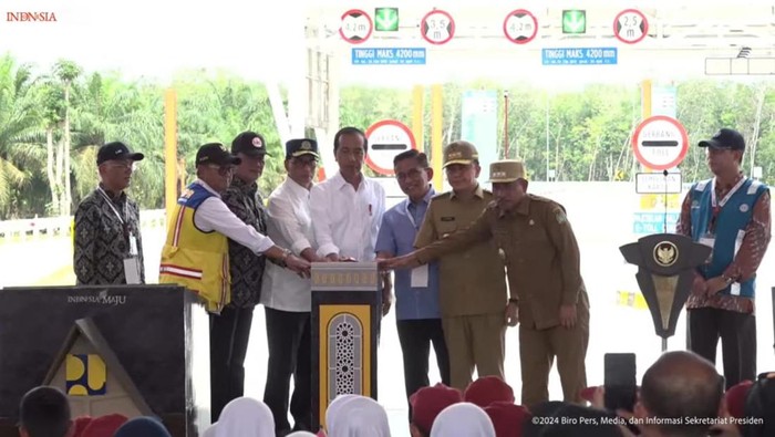 Jokowi saat meresmikan Jalan Tol Indrapura-Kisaran. (Tangkapan layar YouTube Setpres)