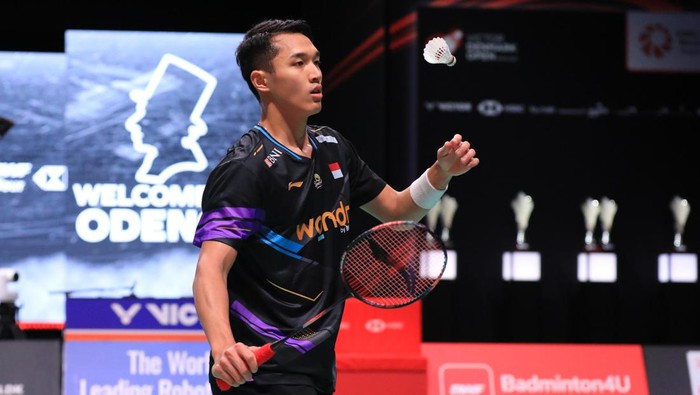Jonatan Christie melakoni pertandingan pertama Denmark Open 2024 menghadapi Leong Junhao.