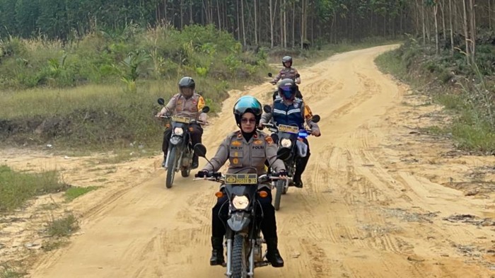 Kapolsek dan jajaran saat menuju ke lokasi dan cooling system (Foto: Dok Polsek Tapung)