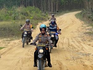 Cerita Polwan Tempuh Perjalanan 40 KM Sampaikan Pesan Pilkada Damai di Kampar