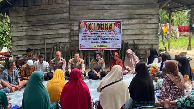 Kapolsek dan jajaran saat sosialisasi dan cooling system Pilkada Damai. (Foto: Dok Polsek Tapung)
