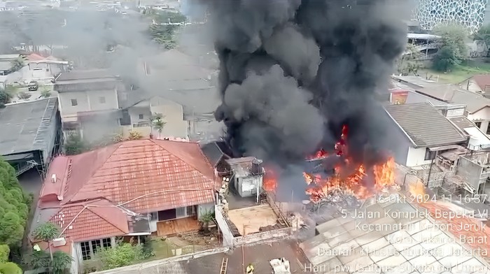 Kebakaran bangunan di Kebon Jeruk, Jakarta Barat (Jakbar) telah dipadamkan. Kebakaran menghanguskan bangunan rumah dan gudang toko perlengkapan rumah tangga. (dok Dinas Gulkarmat DKI)
