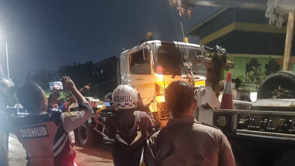 Kecelakaan Beruntun 3 Truk Trailer di Cilincing, Lalin Macet Parah