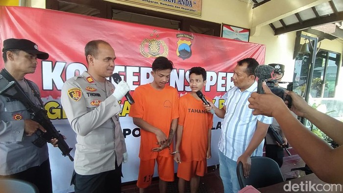 Kedua pelaku pencurian sepeda motor yang berhasil diungkap Reskrim Polsek Muntilan, Rabu (16/10/2024).