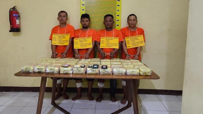 Keempat pelaku saat diamankan di kantor polisi.