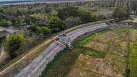 Sejak lima bulan terakhir, waduk yang berfungsi untuk perikanan, wisata, dan irigasi seluas sekitar 200 hektar lahan pertanian itu mengering akibat musim kemarau.  
