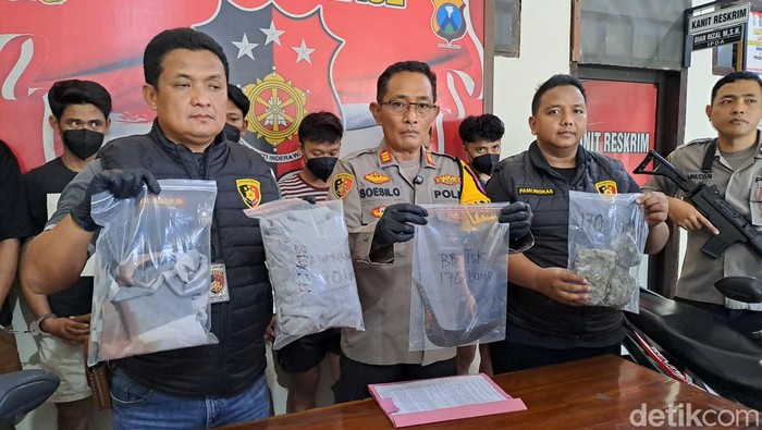 Konferensi pers pengeroyokan 2 pemuda oleh 4 karyawan koperasi di Jombang.