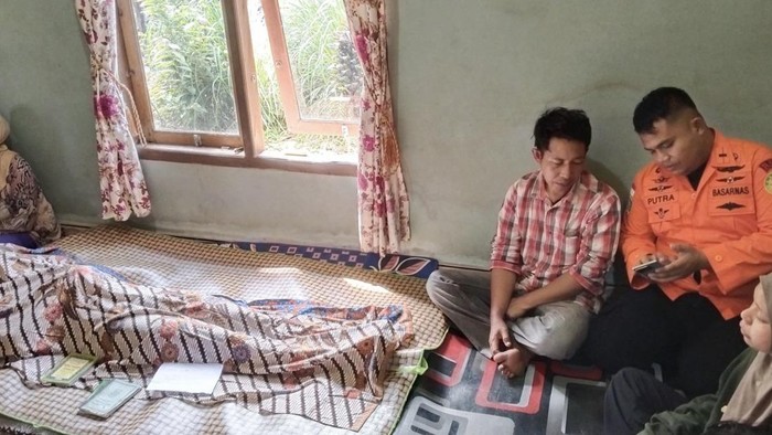 Korban yang diterkam buaya di Belitung saat berada di rumah duka.