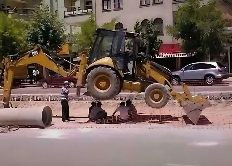 Kumpulan Momen Menantang Maut, Bahaya Banget dan Jangan Ditiru! Kumpulan Momen Menantang Maut, Bahaya Banget dan Jangan Ditiru!