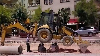 Mau neduh? Nggak di bawah situ juga, kali. Foto: Tuaterstar via Bored Panda