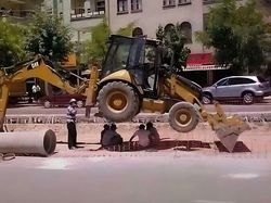 Deretan Momen Menantang Maut, Bahaya Banget dan Jangan Ditiru!