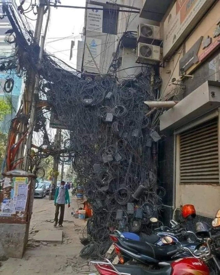 Kumpulan Momen Menantang Maut, Bahaya Banget dan Jangan Ditiru! Kumpulan Momen Menantang Maut, Bahaya Banget dan Jangan Ditiru!