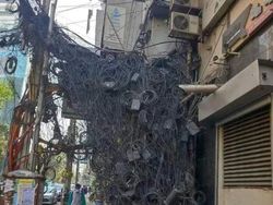 Deretan Momen Menantang Maut, Bahaya Banget dan Jangan Ditiru!