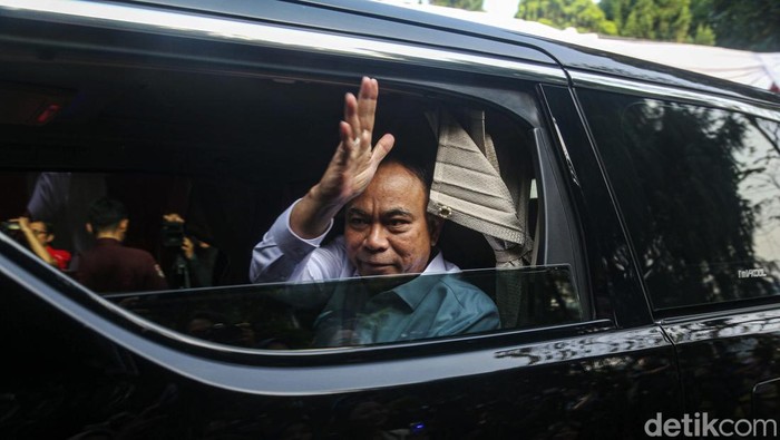 Lambaian Tangan Para Calon Menteri Prabowo Jelang Pembekalan Para calon menteri menghadiri pembekalan di kediaman Prabowo Subianto di Hambalang, Bogor, Rabu (16/10/2024).