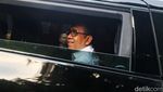 Lambaian Tangan Para Calon Menteri Prabowo Jelang Pembekalan