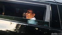 Pratikno melempar senyuman sebelum memasuki kawasan kediaman Prabowo. 