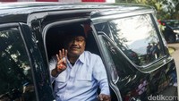 Saifullah Yusuf atau Gus Ipul juga telah tiba. Sama seperti calon menteri lainnya, dia juga melambaikan tangan dari dalam mobilnya. 