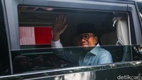 Yandri Susanto melambaikan tangan sambil melempar senyuman. 