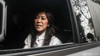 Meutya Hafid membuka kaca mobilnya untuk menyawa awak media sebelum memasuki kawasan rumah Prabowo. 