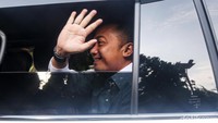 Prasetyo Hadi juga membuka kaca mobilnya untuk menyapa awak media. 