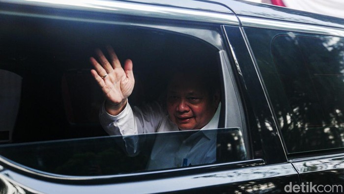Lambaian Tangan Para Calon Menteri Prabowo Jelang Pembekalan Para calon menteri menghadiri pembekalan di kediaman Prabowo Subianto di Hambalang, Bogor, Rabu (16/10/2024).