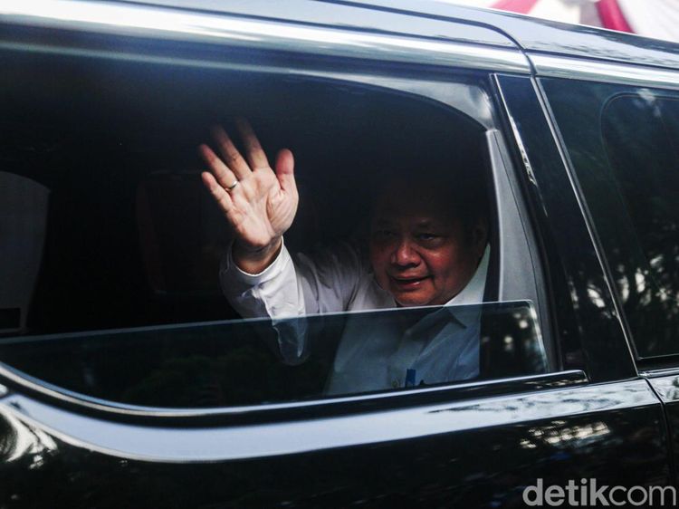 Lambaian Tangan Para Calon Menteri Prabowo Jelang Pembekalan