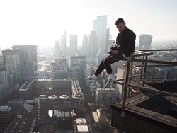 Influencer Tewas Terjatuh dari Atas Jembatan Saat Bikin Konten Ekstrem