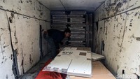 Sebanyak 189 kotak dan 756 bilik dikirim ke Kantor Kecamatan Senen, distribusi logistik itu nampak dikirim menggunakan truk yang disegel.  