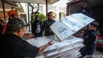 Potret Logistik Pilgub Jakarta Mulai Didistribusikan