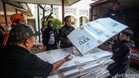 Tampak kotak maupun bilik berwarna putih itu masih terbungkus rapi menggunakan plastik.  