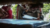Pantauan detikcom, logistik itu nampak tiba di Kantor Kecamatan Senen pada pukul 14.10 WIB, satu persatu logistik dibawa turun dari truk.  