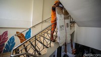 Dengan menggunakan tali para petugas PPSU berjibaku membawa logistik Pemilu dengan hati-hati.  